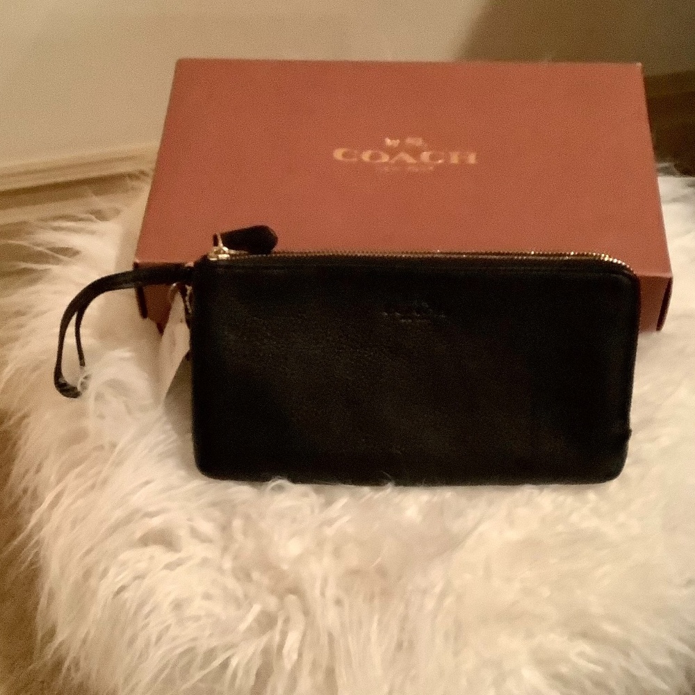 New with tag Coach Clutch